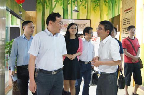 弋江区常务副区长冯文初等相关领导的陪同下莅临三只松鼠调研工作,我